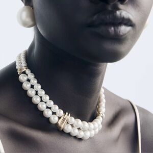Elegant Pearl Necklace with Gold Accents